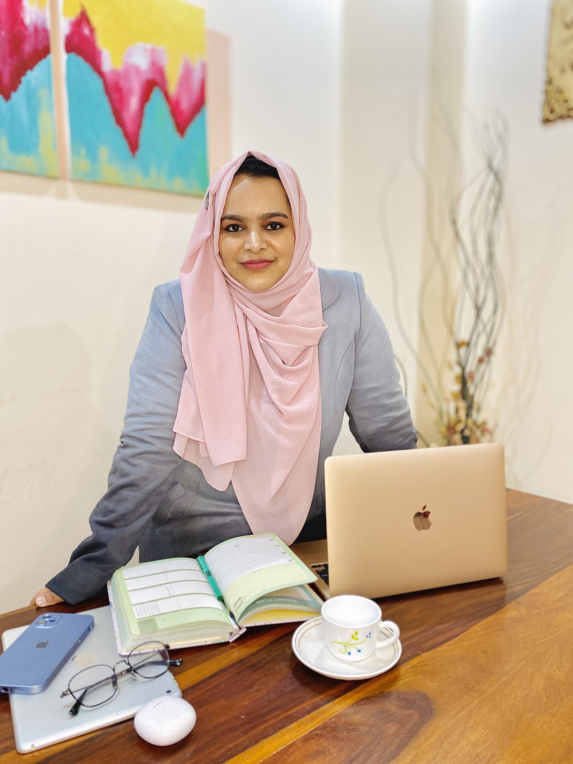 this is an image of dr. Asbah shams, who works an a productivity & time management coach for muslim female entrepreneurs.
